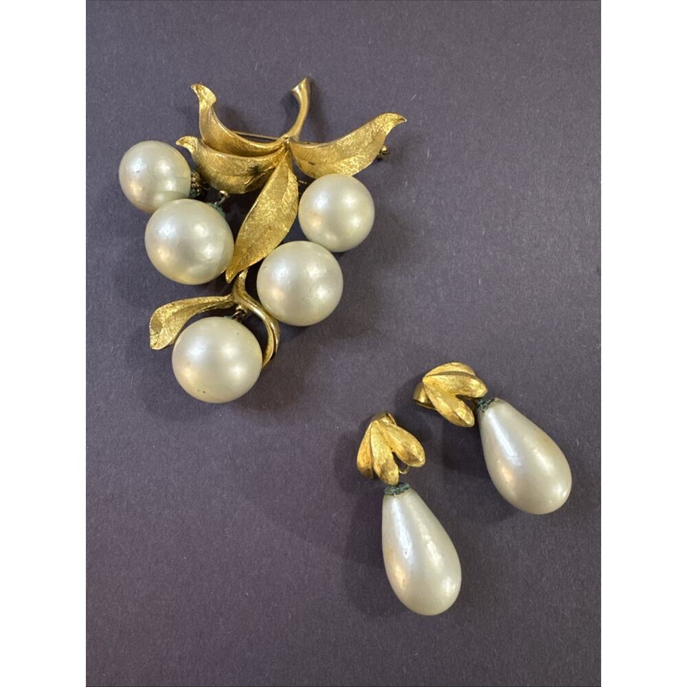 Vintage Park Lane Grape Cluster Brooch Pin Earrings Set Gold Tone Faux Pearl MCM